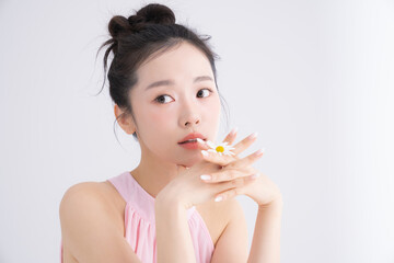 ピンク色のネイルをした美しい若い女性のスウィートなポートレート