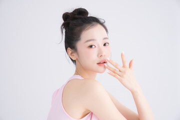 ピンク色のネイルをした美しい若い女性のスウィートなポートレート