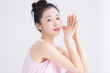 ピンク色のネイルをした美しい若い女性のスウィートなポートレート