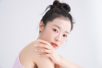 ピンク色のネイルをした美しい若い女性のスウィートなポートレート