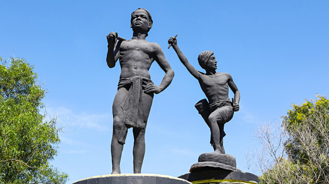 Statues of Tilka Manjhi and Birsa Munda, celebrated tribal leaders and freedom fighters, in Srijani Shilpagram, Sriniketan, Bolpur, West Bengal, India.