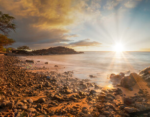 Follow me with a sundowner at the Maui Makena Beach view during summer time