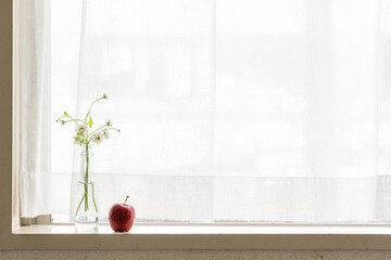 窓際に飾った花とりんご,マトリカリア,インテリア