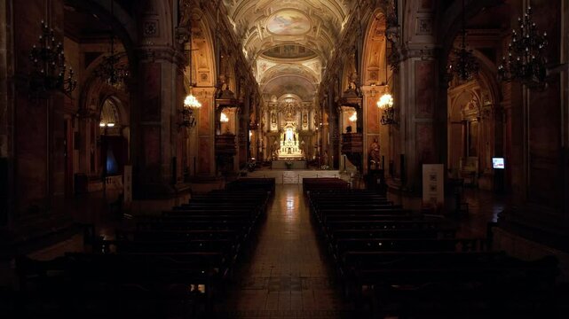 interior shot of the artwork and design of the Metropolitan Cathedral of Santiago
