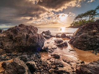 Fototapeta premium Follow me with a sundowner at the Maui Makena Beach view during summer time