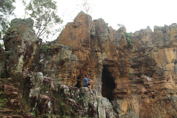 Fototapeta premium homem no parque pedra do castelo em castelo do piauí 