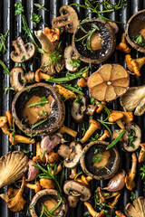 Fototapeta premium Grilled mashrooms, fresh vegetables and herbs vegetarian meal
