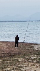 łowienie ryb w morzu wędki na plaży