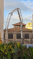 ozdobna stara framuga okienna i dźwig © Miroslaw