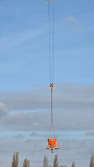 dźwig przenosi beton w pojemniku © Miroslaw