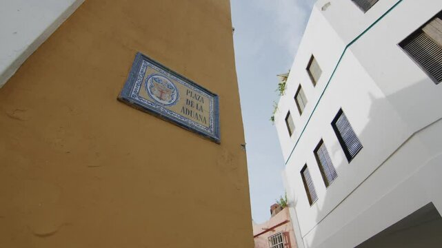 Kolumbian plaza sign in Cartagena, vibrant historic architecture, warm ambiance