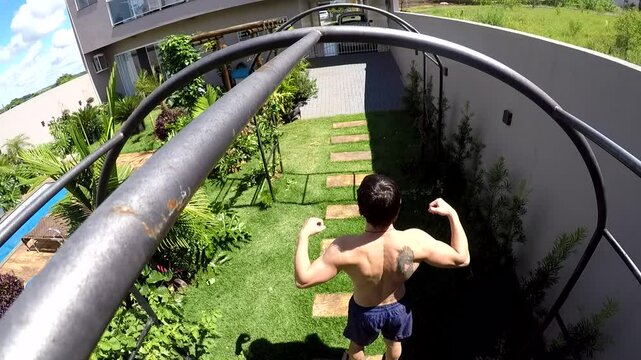 homem faz exercicios fis&iacute;cos em area externa 