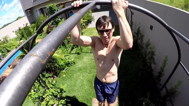 homem faz exercicios fis&iacute;cos em area externa 