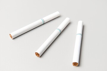 3本並べられた未使用の煙草