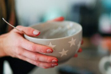 woman hand hold a plate