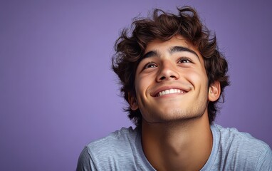 Obraz premium man with casual t-shirt is smiling at the camera, solid color background
