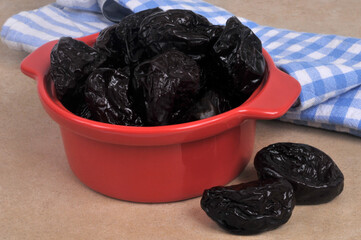 Pruneaux d'Agen dans un ramequin en gros plan