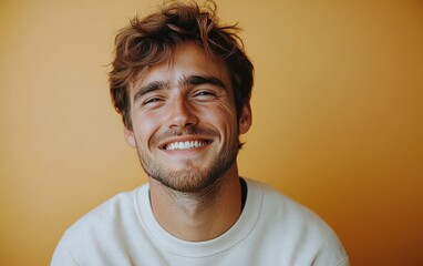 Fototapeta premium man smiling with sweatshirt in color background