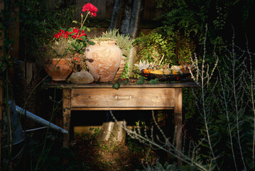 alter tisch mit bienenkorb