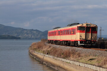 Fototapeta premium 快晴の大村線を走行するキハ66復活国鉄色_2020/1/13撮影