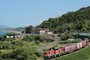 Obraz premium 災害復興のため山陰本線を力走する貨物列車9081レ(山陰本線迂回貨物)_2018/9/3撮影
