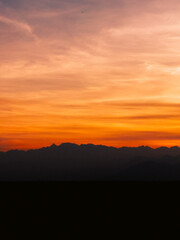 Tramonto dietro le montagne