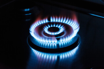 Blaue Flammen an einem Gesherd