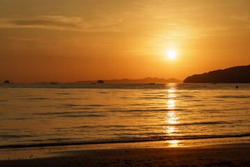 Fototapeta premium Coucher de soleil à Noppharat Thara Beach, Ao Nang, Krabi, Thaïlande