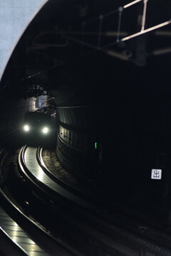トンネルから飛び出してくる北陸新幹線E7(W7)系新幹線_2021/12/25撮影