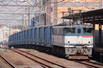 Fototapeta premium EF65-1083号機牽引の紙輸送貨物列車(3461列車)_2010/12/7撮影 