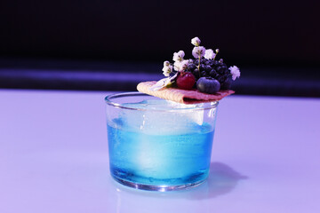 cocktail bleu et g&acirc;teau