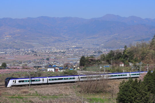 甲府盆地の桃源郷を行くE353系特急あずさ・かいじ号_2022/4/9撮影