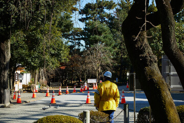 日本庭園の作業員