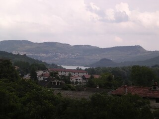 Fototapeta premium A valley view with mountains behind and houses in front