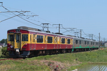 Obraz premium えちごトキめき鉄道を走行する旧新潟色復刻ラッピングのET127系電車_2022/5/29撮影