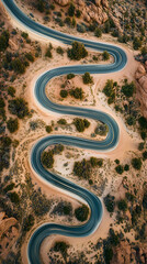 Route sinueuse dans un désert vue aérienne