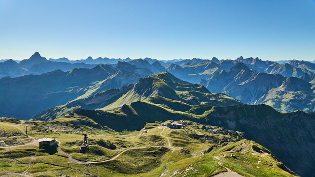 Blick von der Nebelhorn Gipfelstation auf die Bergstation und die Alpen, Oberstdorf, Bayern, Deutschland