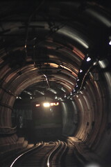 ヘッドライトを灯しながら地下鉄区間を走る都営10-300形電車_2022/6/18撮影