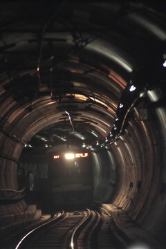 ヘッドライトを灯しながら地下鉄区間を走る都営10-300形電車_2022/6/18撮影