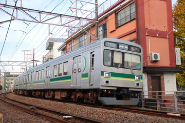 Fototapeta premium 東急多摩川線を走行する1000系電車_2022/12/11撮影