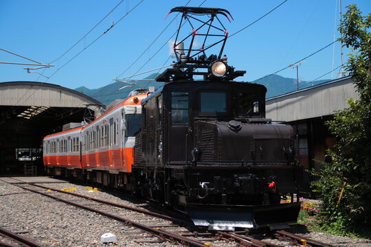 快晴の空に佇むアルピコ交通ED301形電気機関車と3000系電車_2023/7/2撮影