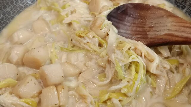 Saint-Jacques au poireaux, en cuisson, dans une po&ecirc;le	