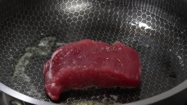 viande de sanglier, en gros plan, en cuisson dans une po&ecirc;le