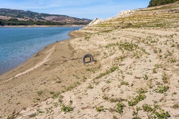 Lago di Occhito dalla costa pugliese.