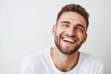 Obraz premium A man with a long beard is smiling, wearing a white shirt