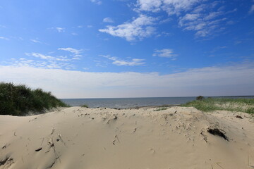 Blick über eine Düne auf der Insel Borkum auf die Nordsee