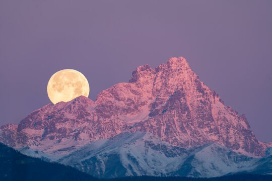 Tramonto lunare quando spunta l'alba sul Monviso