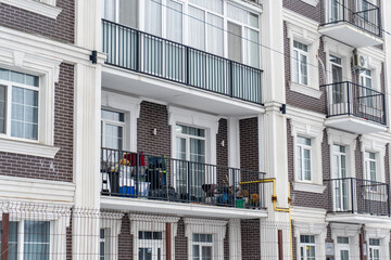 Obraz premium Residents enjoy their outdoor space on a well-decorated balcony of a modern multi-story building in an urban area