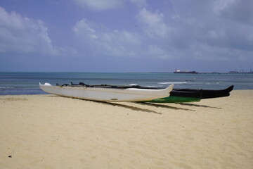 Obraz premium Polynesian canoe on Mirelles beach in Fortaleza - Ceará, Brazil.
