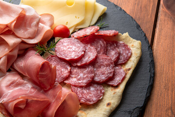 Piatto di salumi e formaggi italiani, antipasti europei